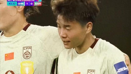 开云下载-高兴不起来！中国女足2-0开门红，踢得混乱险丢球，这样踢难卫冕